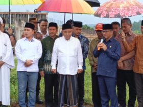 Teks: Kiai Asep bersama Menteri Desa dan Bupati Mojokerto dalam rangka peletakan batu pertama pembangunan lanjutan kampus kedokteran UAC.(Blok-a.com/Syahrul Wijaya)