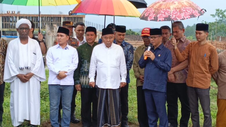 Teks: Kiai Asep bersama Menteri Desa dan Bupati Mojokerto dalam rangka peletakan batu pertama pembangunan lanjutan kampus kedokteran UAC.(Blok-a.com/Syahrul Wijaya)