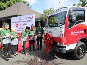 Bupati Malang, HM Sanusi saat menerima bantuan CSR dari Bank Jatim (pro)