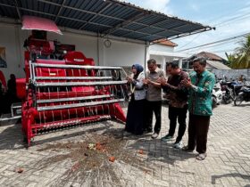Penyerahan alsintan mesin combi ke Gapoktan Among Tani Desa Tarik Sidoarjo. 