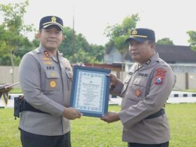 Kapolres Blitar, AKBP Arif Fazlurrahman memberikan penghargaan kepada anggota yang berprestasi. (blok-a.com/Fajar)