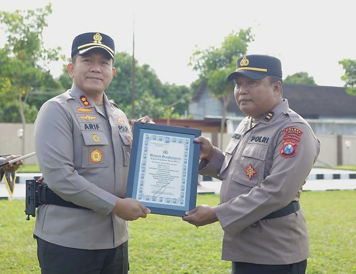 Kapolres Blitar, AKBP Arif Fazlurrahman memberikan penghargaan kepada anggota yang berprestasi. (blok-a.com/Fajar)