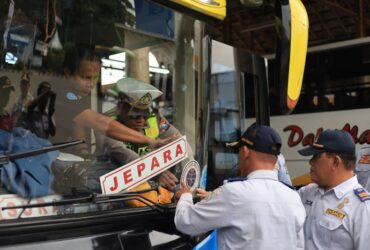 Sejumlah armada bus di Terminal Bunder Gresik diperketat pengawasan kondisi fisik maupun surat legalitasnya jelang Nataru.(Ist)