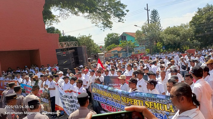 Suasana aksi unjuk rasa Kades dan Perangkat desa di depan kantor Pemkab Mojokerto tuntut kembalikan ADD seperti semula.(Blok-a.com/Syahrul Wijaya)