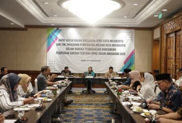 Rapat kerja badan anggaran DPRD dan tim anggaran pemerintah daerah Kota Mojokerto.(blok-a.com/Syahrul Wijaya)