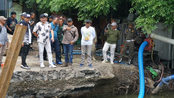 Bupati Sidoarjo, Subandi, sidak proyek strategis di wilayah Kecamatan Taman.