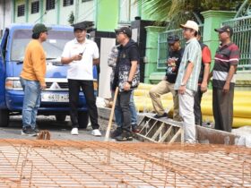 Bupati Sidoarjo meninjau proyek betonisasi jalan Kedungrejo-Wadungasri, kecamatan Waru.