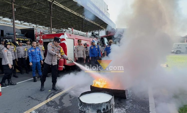 Anggota Polres Mojokerto Kota saat latihan penanganan kebakaran.(blok-a.com/Syahrul Wijaya)