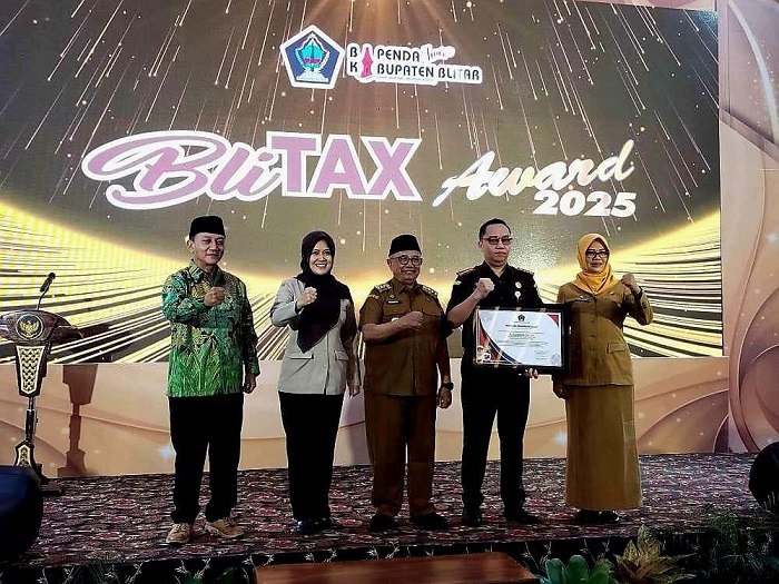 Bupati Blitar, Rijanto dalam acara BliTAX Award 2025 di Wisata Kampung Coklat. (blok-a.com/Fajar)