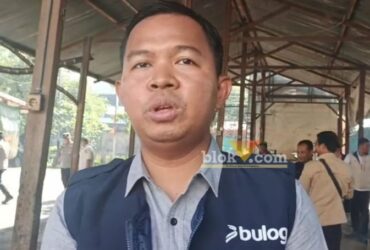 Kepala cabang Bulog Mojokerto Muhammad Husin dalam sesi wawancara dengan wartawan di pasar legi Mojosari.(blok-a.com/Syahrul Wijaya)