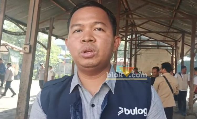 Kepala cabang Bulog Mojokerto Muhammad Husin dalam sesi wawancara dengan wartawan di pasar legi Mojosari.(blok-a.com/Syahrul Wijaya)