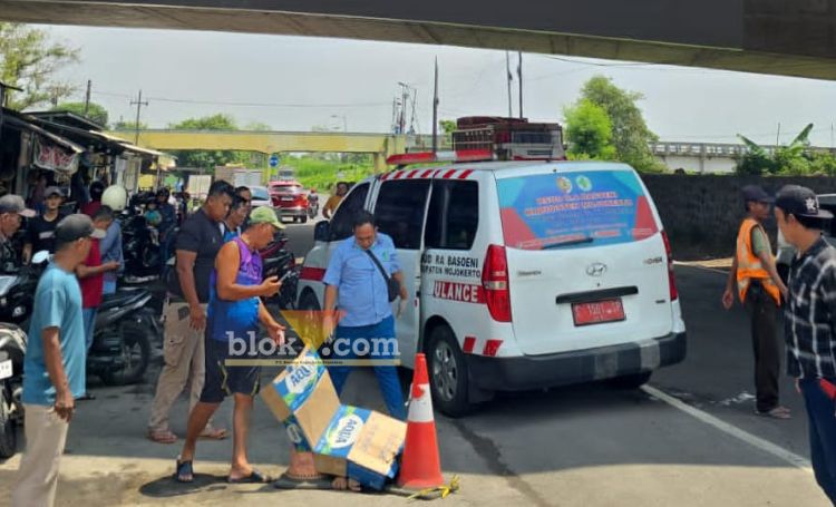 Korban bunuh diri lompat dari atas jembatan tol saat dievakuasi petugas.(blok-a.com/Syahrul Wijaya)