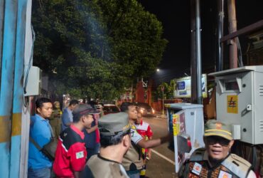 Teks: Satpol-PP kota Mojokerto terlihat saat membuka segel penghentian sementara operasional PT Telkom setelah membayar sewa Rumija.(Blok-a.com/Syahrul Wijaya)