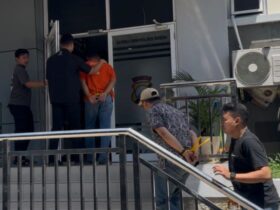 Dua Orang Diduga Jaringan Debt Collector “Gomatel-Data R4 Telat Bayar”, diamankan Satreskrim Polres Gresik.(Ist)