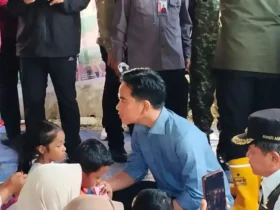 Wapres Gibran Rakabuming Raka (kemeja biru) saat berdialog dengan korban banjir di Agam, Sumatra Barat, Kamis (4/12/2025) (foto: Yusrizal/Antara)