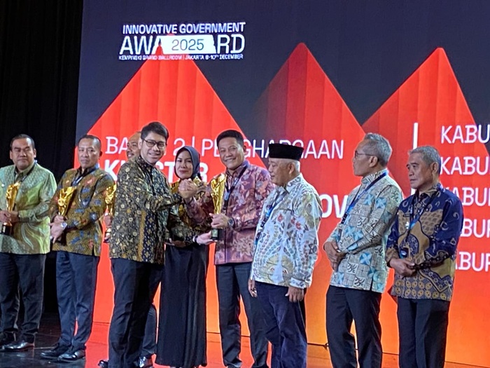 Penyerahan penghargaan IGA award 2025 kepada Bupati Sidoarjo di Grand ballroom Kempinski Jakarta.