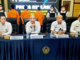 Kepala Kantor Imigrasi Kelas II Non TPI Blitar, Aditya Nursanto dalam pers rilis terkait deportasi tiga warga negara Pakistan. (blok-a.com/Fajar)