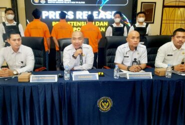 Kepala Kantor Imigrasi Kelas II Non TPI Blitar, Aditya Nursanto dalam pers rilis terkait deportasi tiga warga negara Pakistan. (blok-a.com/Fajar)