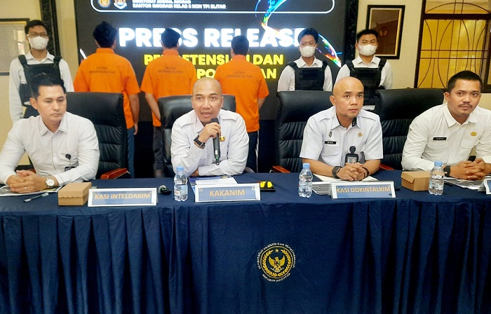 Kepala Kantor Imigrasi Kelas II Non TPI Blitar, Aditya Nursanto dalam pers rilis terkait deportasi tiga warga negara Pakistan. (blok-a.com/Fajar)