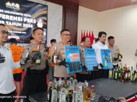 Kapolres Mojokerto kota beserta Kasat Jajaran menunjukkan barang bukti kejahatan.(blok-a.com/Syahrul Wijaya)