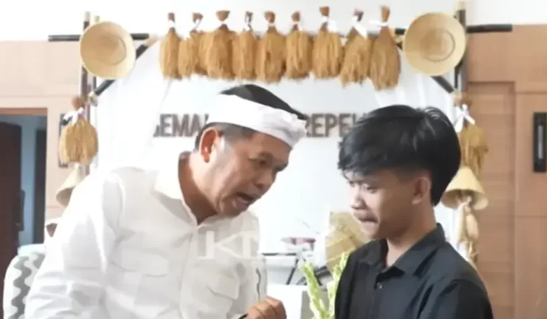 Dedi Mulyadi (kiri) saat berbincang dengan Agus Nugraha (kanan) di kantor Gubernur Jawa Barat (foto: Kang Dedi Mulyadi Channel/youtube)