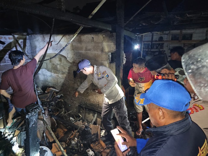 Petugas Polsek Bangorejo bersama warga melakukan olah TKP kebakaran yang menghanguskan dapur rumah di Dusun Tamansuruh, Desa/Kecamatan Bangorejo, Senin malam (1/12/2025). (Dok Polsek Bangorejo untuk blok-a.com)
