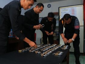 Petugas Lapas Banyuwangi saat menggelar kegiatan rolling gembok di seluruh kamar hunian, Rabu (24/12/2025). (dok Humas Lapas)