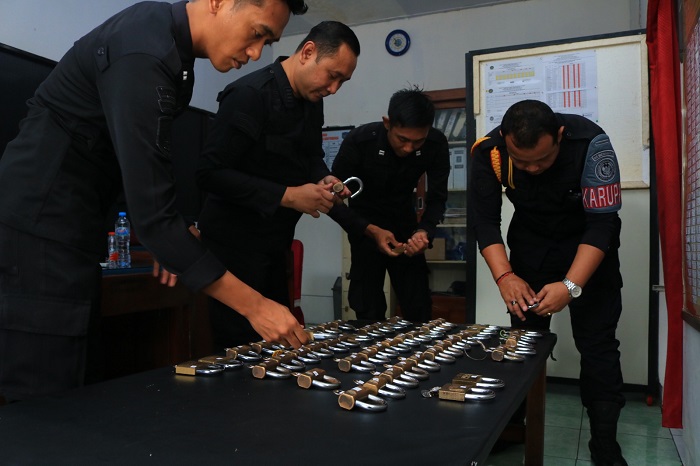 Petugas Lapas Banyuwangi saat menggelar kegiatan rolling gembok di seluruh kamar hunian, Rabu (24/12/2025). (dok Humas Lapas)