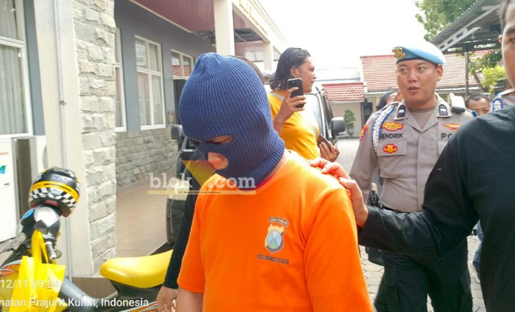 Tersangka maling motor berdaster saat digelandang di Mapolres Mojokerto kota.(Blok-a.com/Syahrul Wijaya)