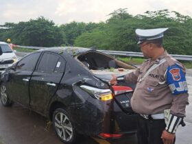 Petugas PJR unit III Polda Jatim saat evakuasi dan olah TKP laka tunggal di ruas tol Jombang - Mojokerto.(Dokumen PJR 3 Polda Jatim)