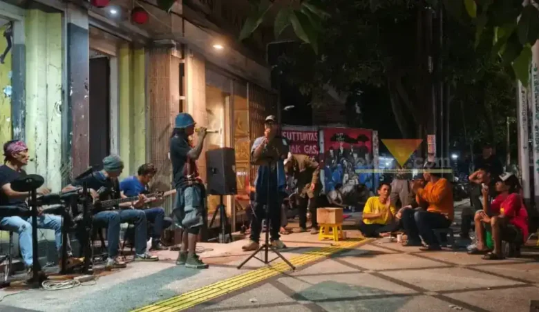 Musisi yang tampil di salah satu sudut pedestrian Kayutangan Heritage Kota Malang (foto: M. Naufal Abiyyu/Blok-a.com)