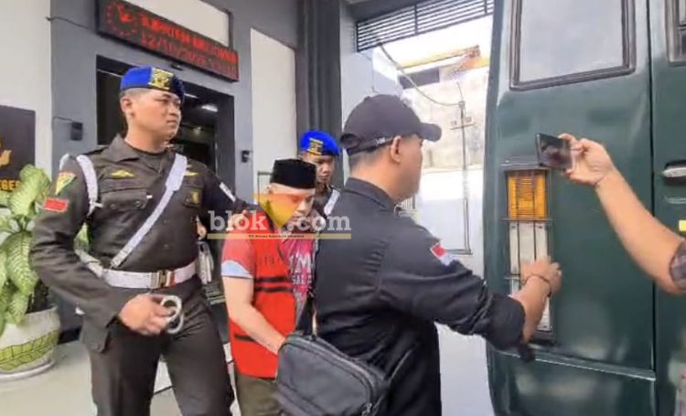 Tersangka mutilasi yang potongan tubuh korban dibuang di jurang Pacet saat di Kejaksaan Negeri Mojokerto.(blok-a.com/Syahrul Wijaya)