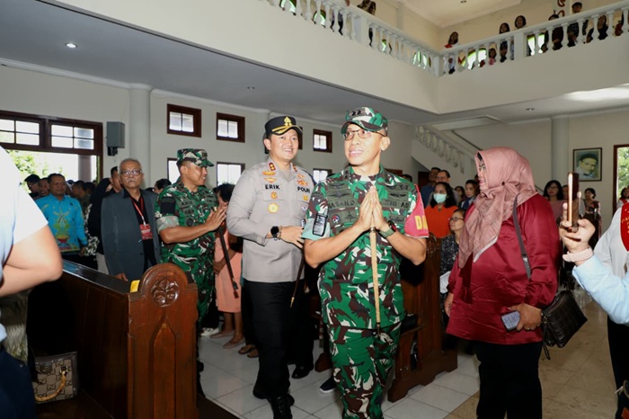 Patroli gabungan dan pemantauan langsung pelaksanaan ibadah Natal di sejumlah gereja Magetan, Kamis (25/12/2025).