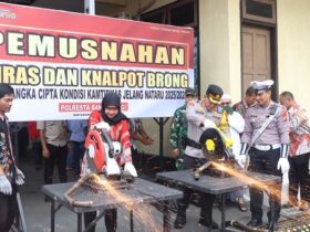 Polresta Banyuwangi Polda Jawa Timur musnahkan ribuan botol minuman keras (miras) serta puluhan knalpot brong, Jumat (19/12/2025).(dok Humas Polresta Banyuwangi)