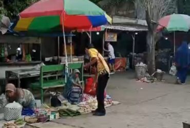Tangkapan layar video petugas juru pungut pasar Banyuwangi saat melakukan penarikan retribusi yang diduga di atas ketentuan Perda, Rabu (10/12/2025). (Dok. PR untuk blok-a.com)