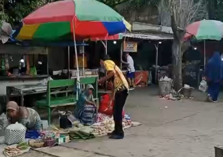 Tangkapan layar video petugas juru pungut pasar Banyuwangi saat melakukan penarikan retribusi yang diduga di atas ketentuan Perda, Rabu (10/12/2025). (Dok. PR untuk blok-a.com)