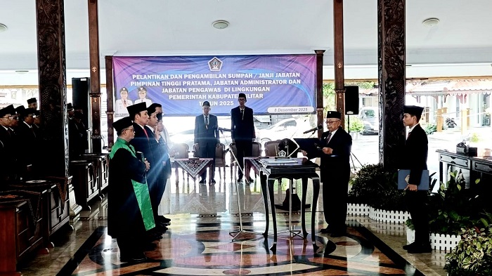 Bupati Blitar, Drs. H. Rijanto, M.M, melantik dan mengambil sumpah 108 pejabat Pimpinan Tinggi Pratama, Jabatan Administrator, dan Jabatan Pengawas. (blok-a.com/Fajar)