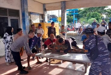 Polisi bersama Satpolairud Polresta Banyuwangi, Pos AL Grajagan serta tim Basarnas saat mengevakuasi FDI, pemancing yang ditemukan meninggal di perairan Bedul Segoro Anakan, wilayah Pantai Grajagan, Selasa (19/12/2025). (blok-a.com/Kuryanto)