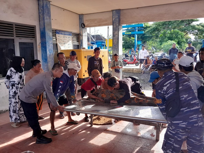 Polisi bersama Satpolairud Polresta Banyuwangi, Pos AL Grajagan serta tim Basarnas saat mengevakuasi FDI, pemancing yang ditemukan meninggal di perairan Bedul Segoro Anakan, wilayah Pantai Grajagan, Selasa (19/12/2025). (blok-a.com/Kuryanto)