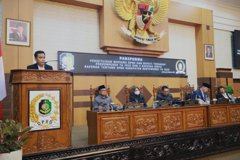 Ketua Pansus Pembahasan Raperda Pembinaan Ideologi Pancasila DPRD, Patemo, saat menyampaikan laporan dalam rapat paripurna, Sabtu (29/11/2025).(istimewa)
