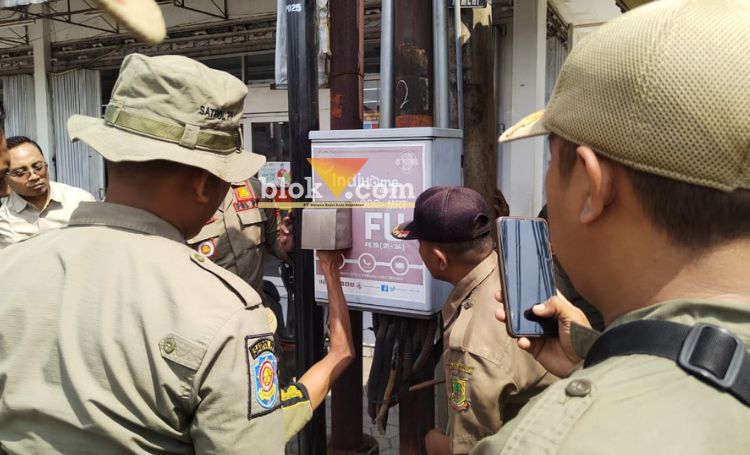 Satpol-PP kota Mojokerto saat melaksanakan razia gabungan penertiban jaringan telekomunikasi.(blok-a.com/Syahrul Wijaya)