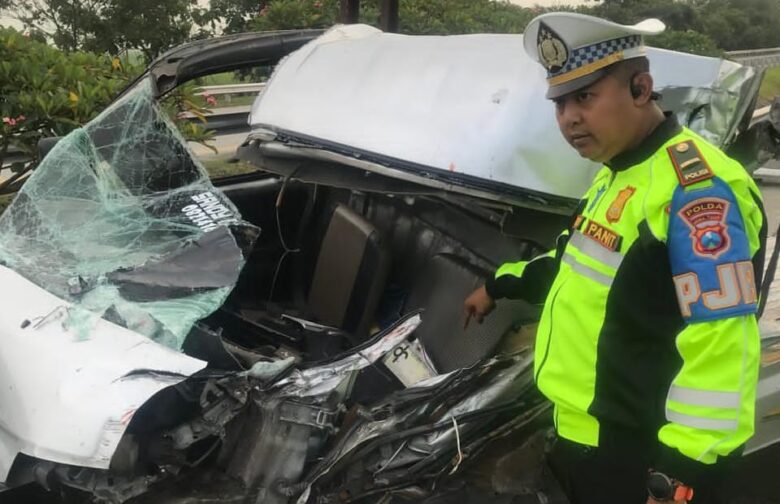 Mobil Daihatsu Grandmax Pikap yang hancur setelah menabrak bagian belakang truk gandeng dibruas tol JoMo.(Dokumen PJR 3 Polda Jatim)