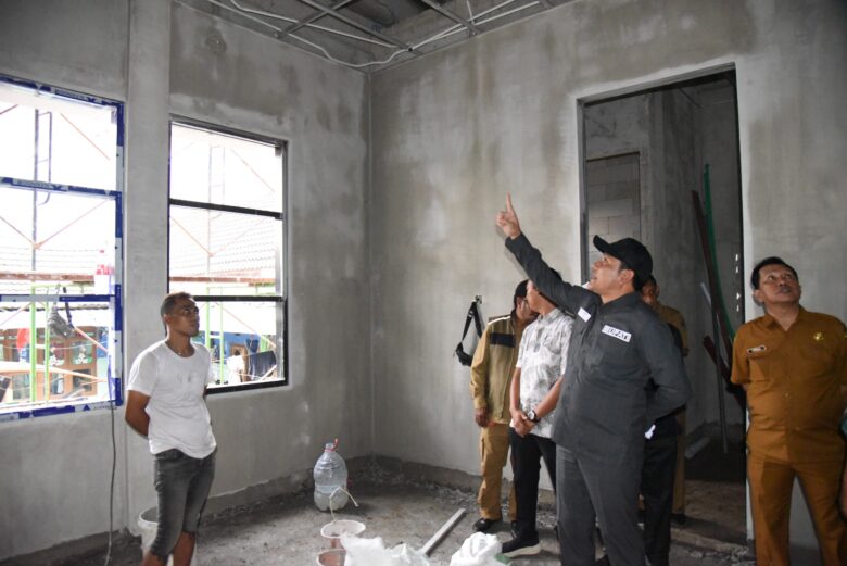 Bupati Sidoarjo, Subandi, saat meninjau pekerjaan Pos Damkar Sukodono.