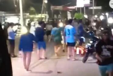 Tangkapan layar video detik-detik kepanikan warga gegara pria bersenjata celurit mengamuk di pertigaan Gerdu Suto, Bojonegoro.