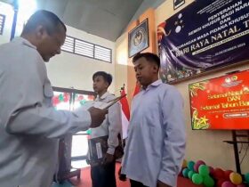 Kepala LP Kelas IIB Blitar, Romi Novitrion menyerahkan remisi kepada 9 penghuni lapas. (blok-a.com/Fajar)