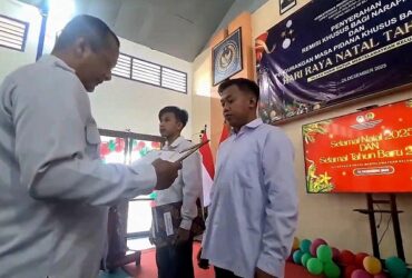 Kepala LP Kelas IIB Blitar, Romi Novitrion menyerahkan remisi kepada 9 penghuni lapas. (blok-a.com/Fajar)