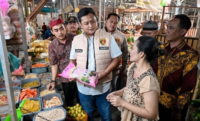 Tim Satgas Pangan Polresta Banyuwangi saat melakukan sidak di Pasar Daerah Banyuwangi, Selasa (23/12/2025). (Istimewa)