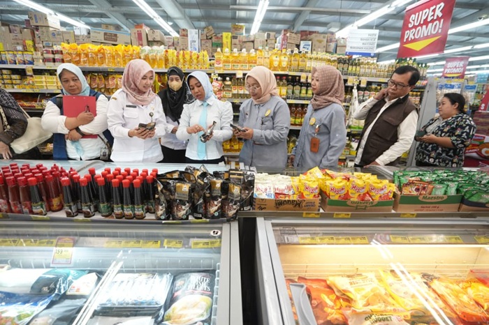 Wali Kota Mojokerto bersama dinas kesehatan, Diskopukmperindag, BBPOM Surabaya saat sidak makanan dan minuman di Superindo dan Sanrio.(blok-a.com/Syahrul Wijaya)