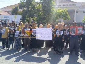 Aksi unjuk rasa damai warga kaligoro di depan pengadilan negeri Mojokerto.(blok-a.com/Syahrul Wijaya)