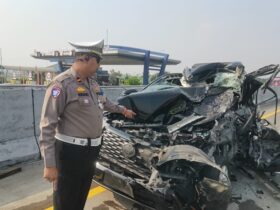 Panit PJR 3 Polda Jatim Ipda Ridho Pramana saat mendatangi lokasi kejadian kecelakaan di tol SuMo terlihat mobil Inova zenix yang ringsek parah.(PJR 3 Polda Jatim)